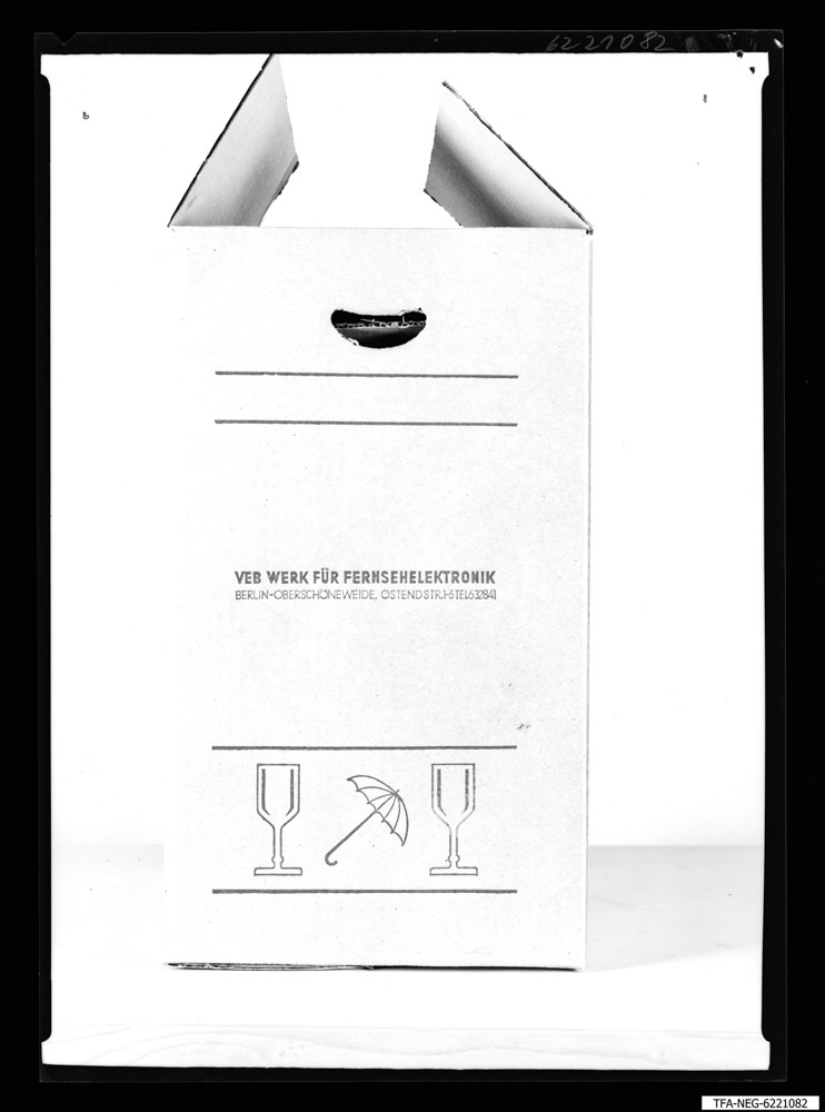 Findbucheintrag: Karton-Bildröhre-Verpackung geöffnet; Foto, Mai 1962 (www.industriesalon.de CC BY-SA)