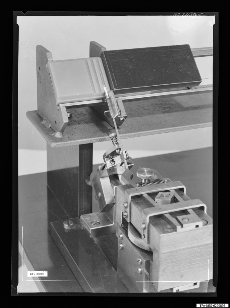 Findbucheintrag: Kathodenmontage-Einrichtung, Bild 4; Foto, 2. Februar 1962 (www.industriesalon.de CC BY-SA)