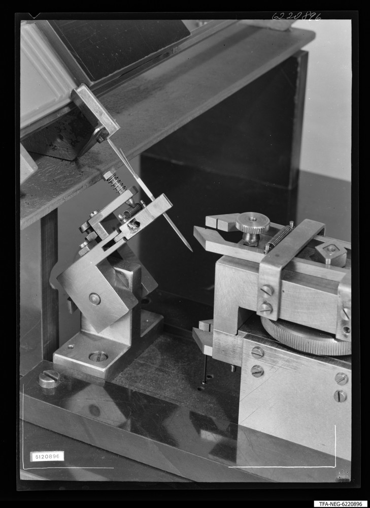Findbucheintrag: Kathodenmontage-Einrichtung, Bild 5; Foto, 2. Februar 1962 (www.industriesalon.de CC BY-SA)