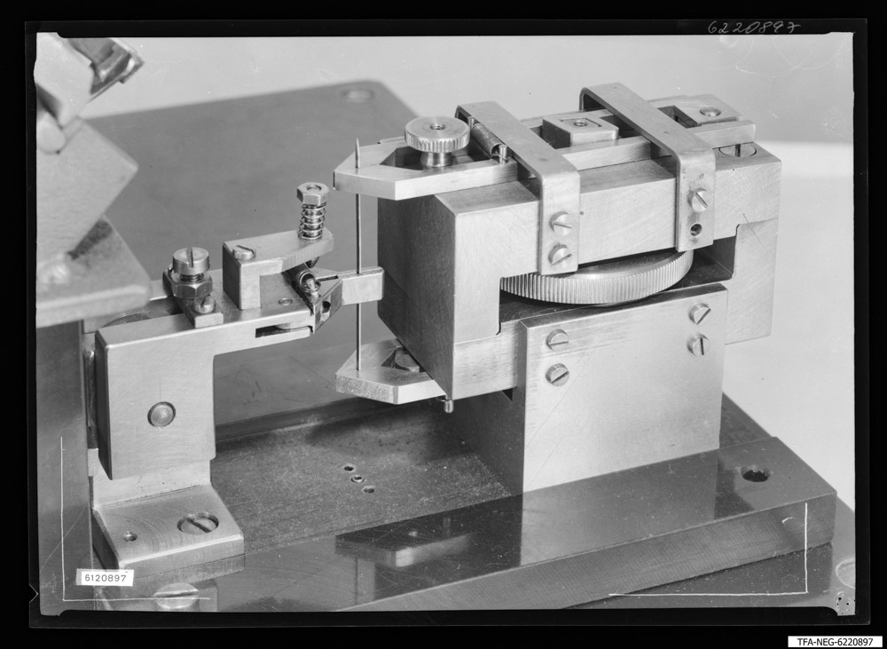 Findbucheintrag: Kathodenmontage-Einrichtung, Bild 6; Foto, 2. Februar 1962 (www.industriesalon.de CC BY-SA)