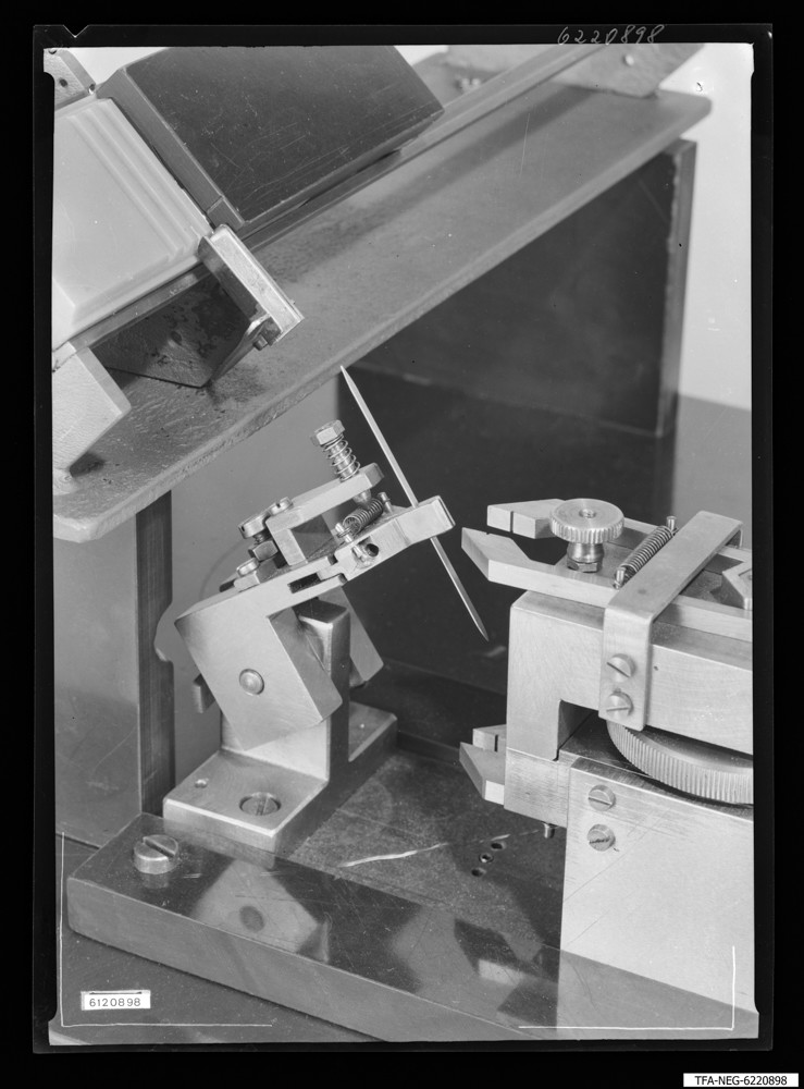 Findbucheintrag: Kathodenmontage-Einrichtung, Bild 7; Foto, 2. Februar 1962 (www.industriesalon.de CC BY-SA)