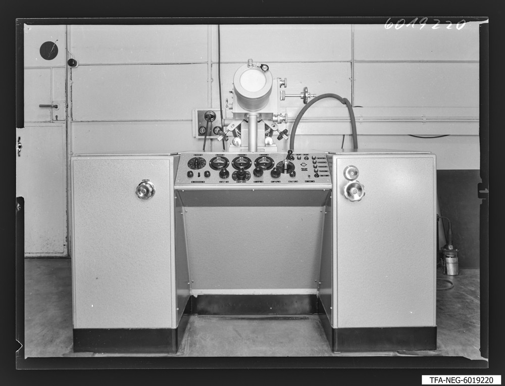 Findbucheintrag: Klein-Elektronen-Mikroskop KEM1, Frontseite; Foto, 27. April 1960 (www.industriesalon.de CC BY-SA)