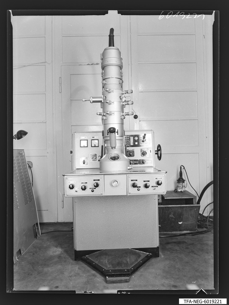 Findbucheintrag: Klein-Elektronen-Mikroskop KEM1, Gesamtansicht; Foto, 27. April 1960 (www.industriesalon.de CC BY-SA)