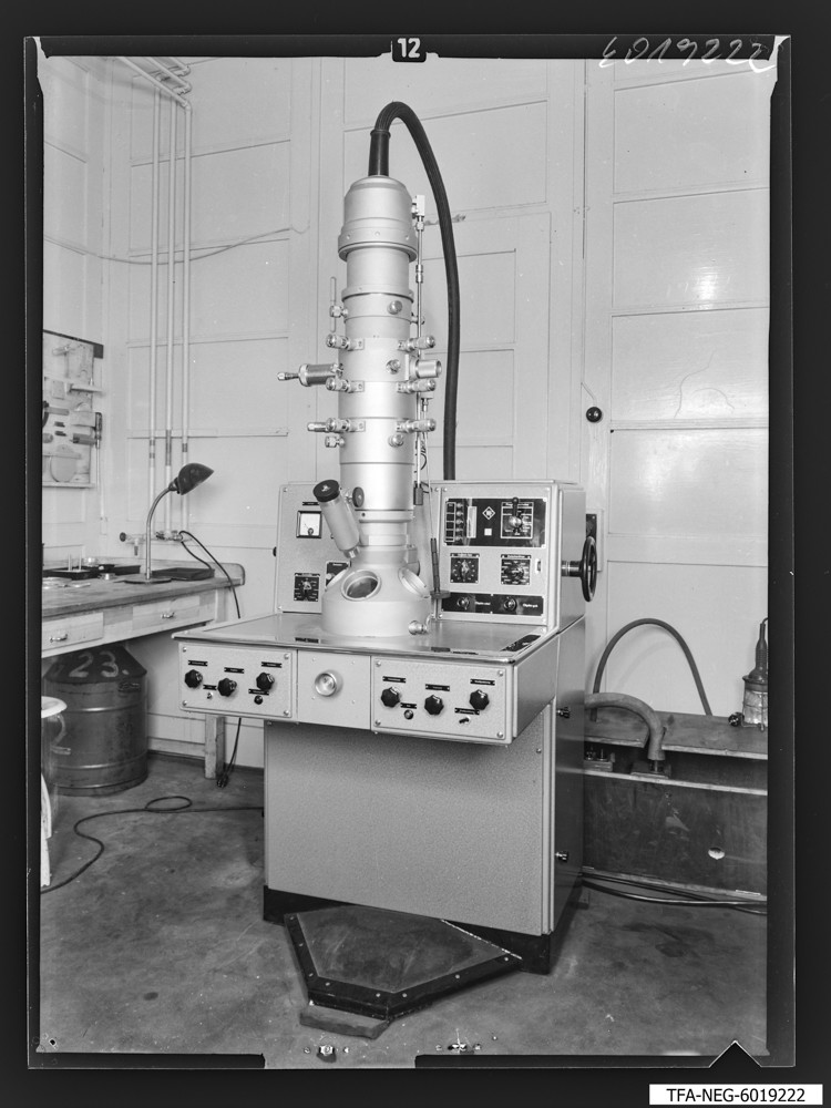 Findbucheintrag: Klein-Elektronen-Mikroskop KEM1, Gesamtansicht seitlich; Foto, 27. April 1960 (www.industriesalon.de CC BY-SA)