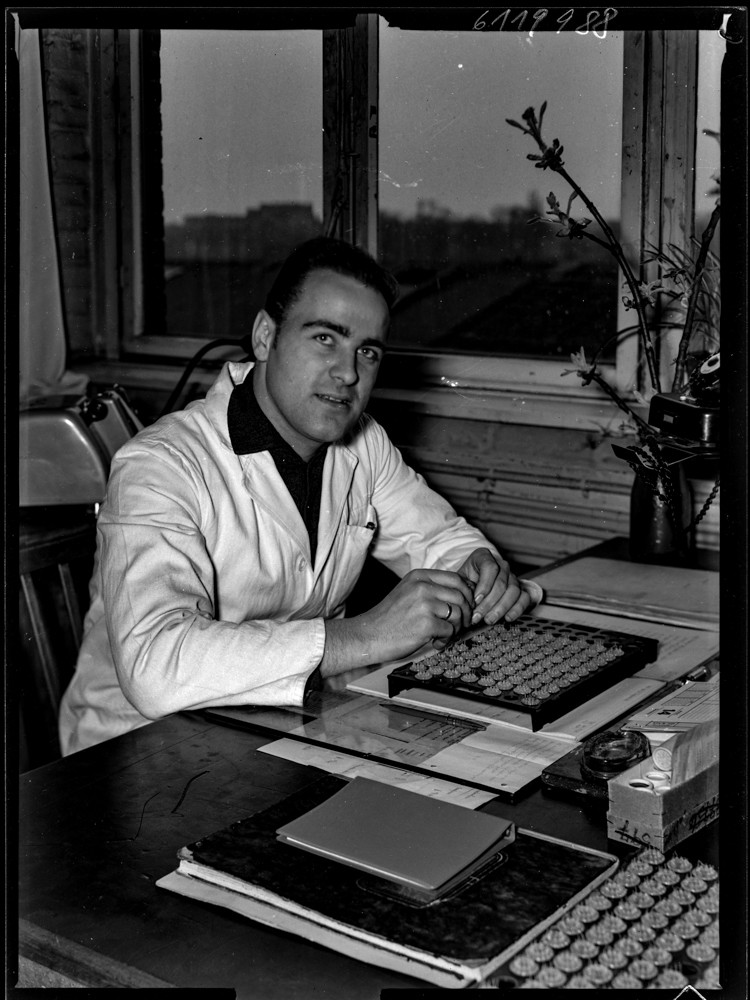 Findbucheintrag: Koll. Hartwig (Pressstellenfertigung) am schreibtisch; Foto, 15. März 1961 (www.industriesalon.de CC BY-NC-SA)