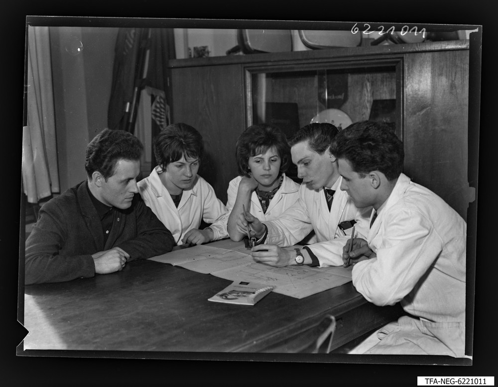 Findbucheintrag: Kollegen Buja, Schuf und andere (F.D.J), insgesamt 3 Männer und 2 Frauen, Foto 1962 (www.industriesalon.de CC BY-NC-SA)