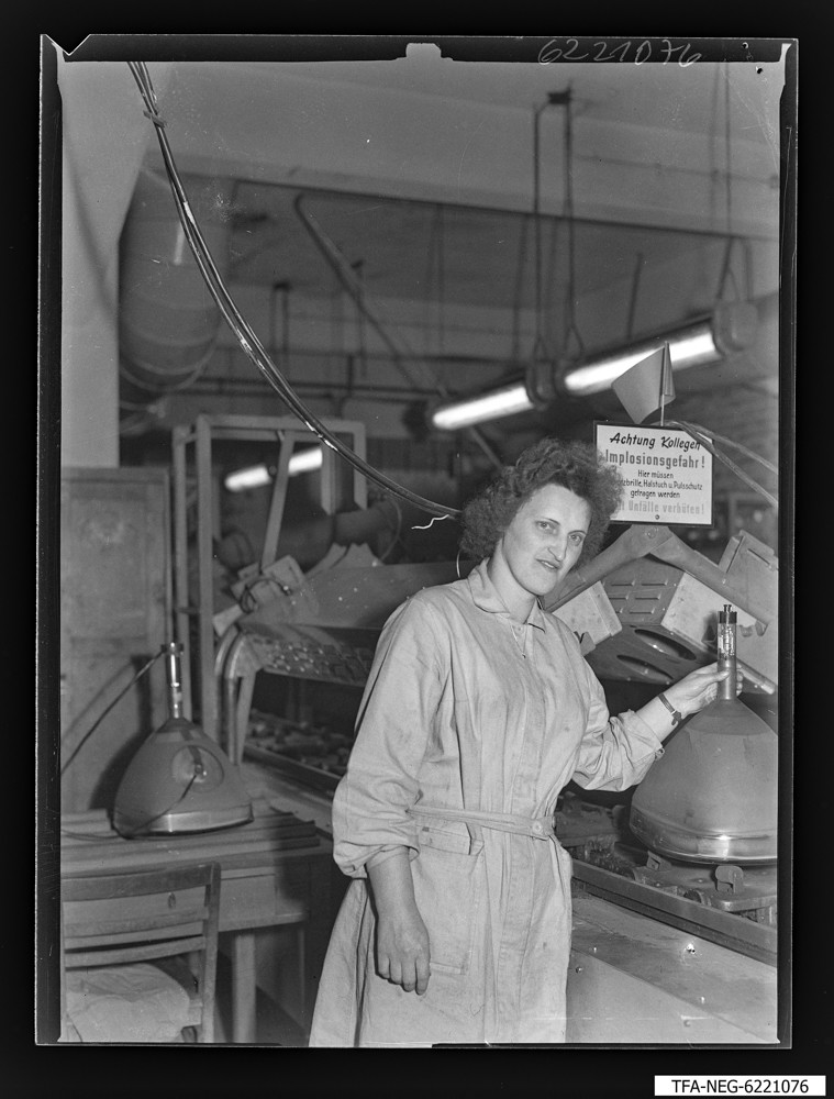 Findbucheintrag: Kollegin Johne? [sic!] im Bildröhrenwerk; Foto, Mai 1962 (www.industriesalon.de CC BY-NC-SA)