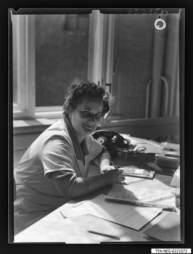 Findbucheintrag: Kollegin Witte am Schreibtisch; Foto, Mai 1962 (www.industriesalon.de CC BY-NC-SA)