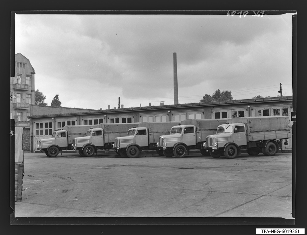 Findbucheintrag: LKW-Fuhrpark; Foto, 2. Juli 1960 (www.industriesalon.de CC BY-SA)