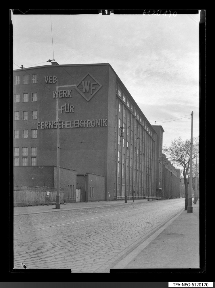Findbucheintrag: Neues Bildröhrenwerk (Front Leuchtschrift); Foto, 20. April 1961 (www.industriesalon.de CC BY-SA)