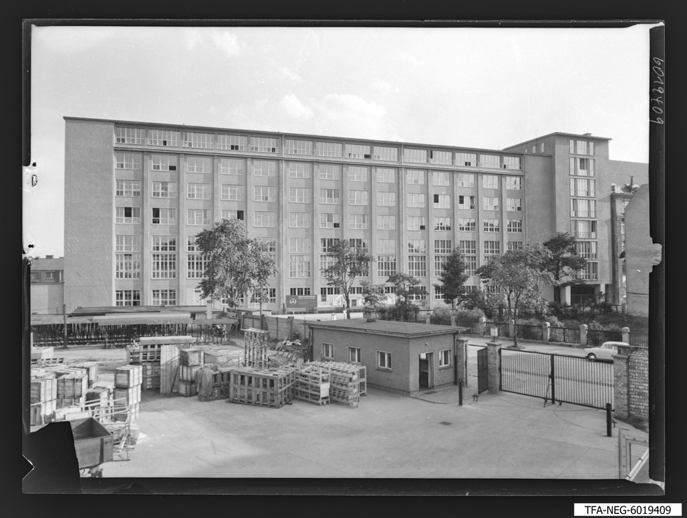 Findbucheintrag: Neues Bildröhrenwerk, Front, SW; Foto, Juli 1960 (www.industriesalon.de CC BY-SA)