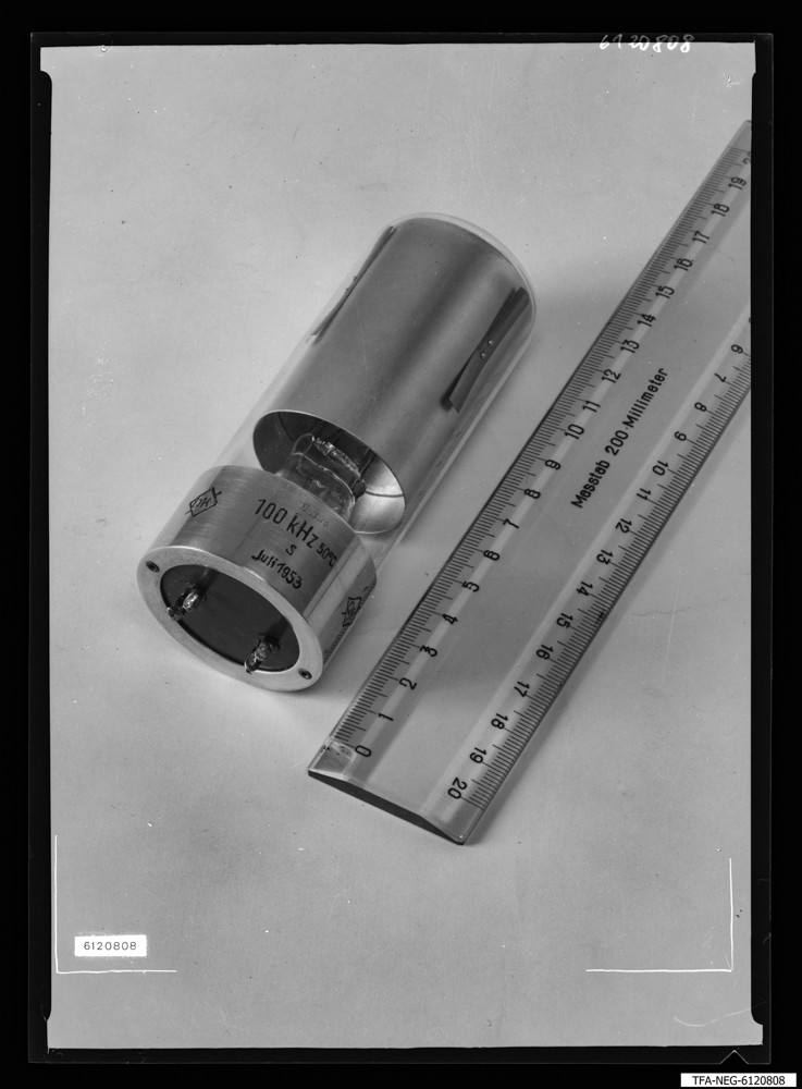 Findbucheintrag: Quarz 100 KHz 50C, Quarzkeramik; Foto, Dezember 1961 (www.industriesalon.de CC BY-SA)