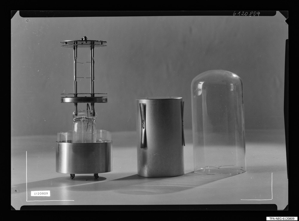 Findbucheintrag: Quarz 100 KHz F? Quarzkeramik, Bild 1; Foto, Dezember 1961 (www.industriesalon.de CC BY-SA)