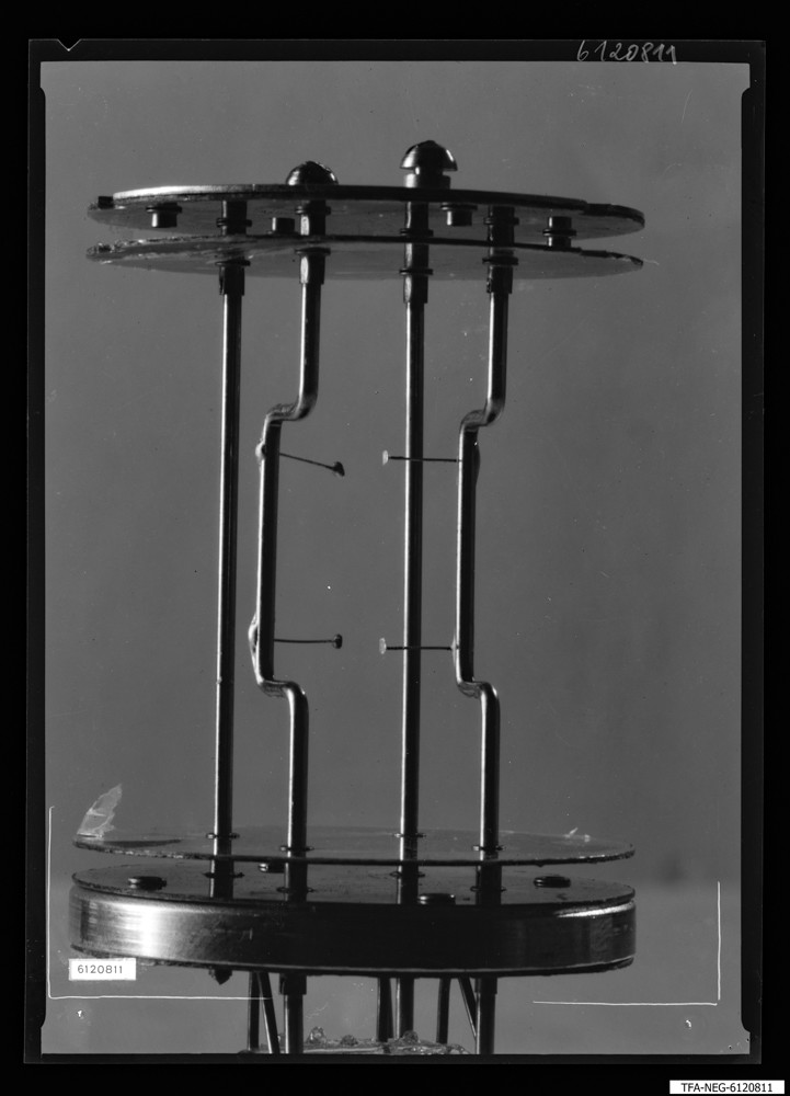 Findbucheintrag: Quarz 100 KHz F? Quarzkeramik, Bild 3; Foto, Dezember 1961 (www.industriesalon.de CC BY-SA)