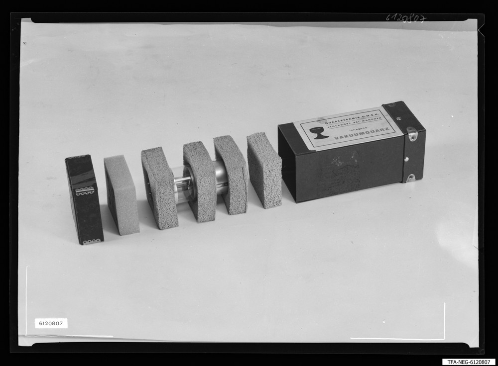 Findbucheintrag: Quarz 100 KHz F? Quarzkeramik, Vakuumquarz aus München; Foto, Dezember 1961 (www.industriesalon.de CC BY-SA)