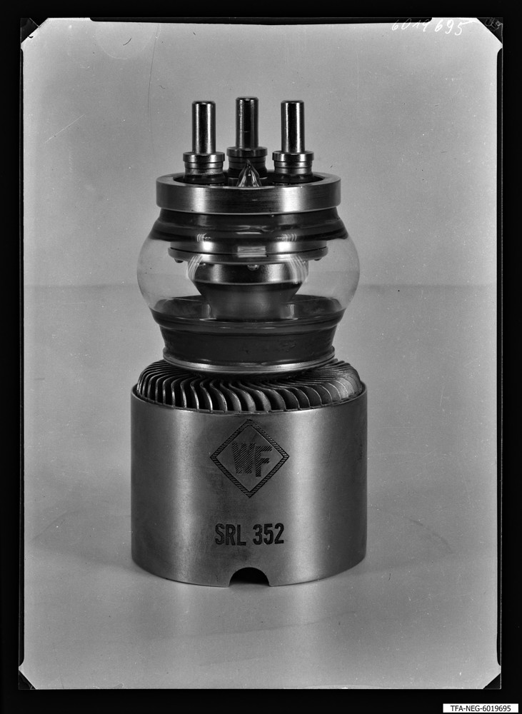 Findbucheintrag: Senderöhre SRS 352 " WF"; Foto, 10. Dezember 1960 (www.industriesalon.de CC BY-SA)