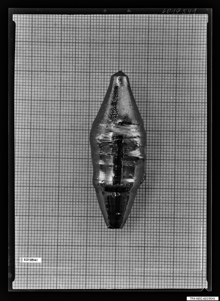Findbucheintrag: Silzium-Bombe-Einkristall; Foto, 10. Oktober 1960 (www.industriesalon.de CC BY-SA)