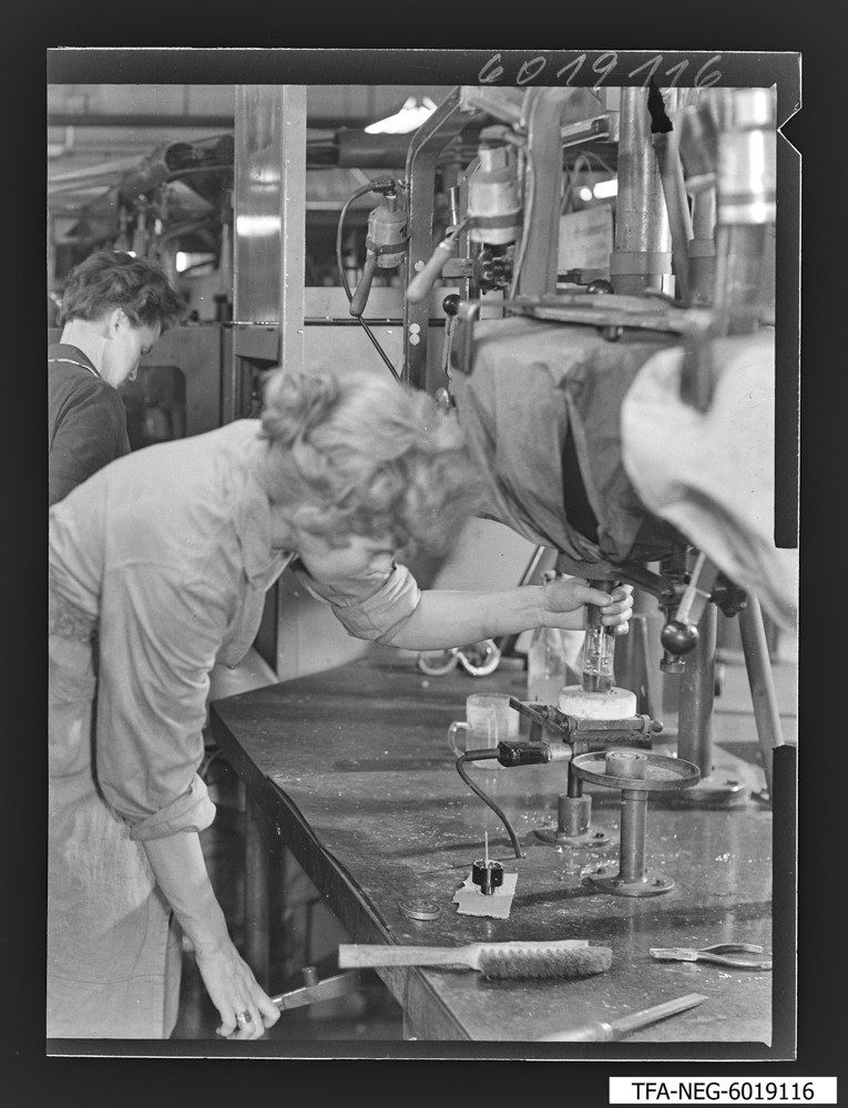 Findbucheintrag: Sockeln der Bildröhren, Bild 3; Foto, 17. März 1960 (www.industriesalon.de CC BY-NC-SA)