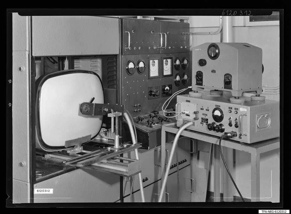 Findbucheintrag: Spektralfotometer; Foto, 26. Juni 1961 (www.industriesalon.de CC BY-SA)