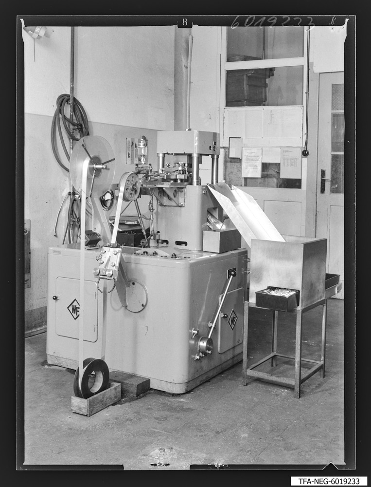 Findbucheintrag: Stanz-automat (Sputnik), Gesamtansicht; Foto, 4. Mai 1960 (www.industriesalon.de CC BY-SA)