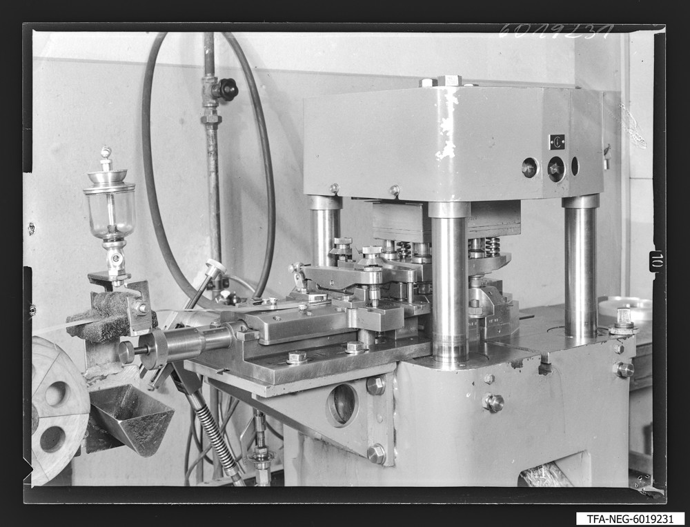 Findbucheintrag: Stanz-automat (Sputnik), Teilansicht; Foto, 4. Mai 1960 (www.industriesalon.de CC BY-SA)