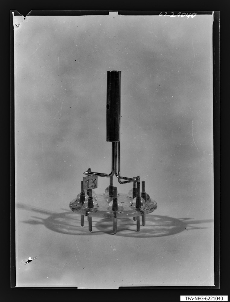 Findbucheintrag: System einer Elektronenröhre; Foto, April 1962 (www.industriesalon.de CC BY-SA)