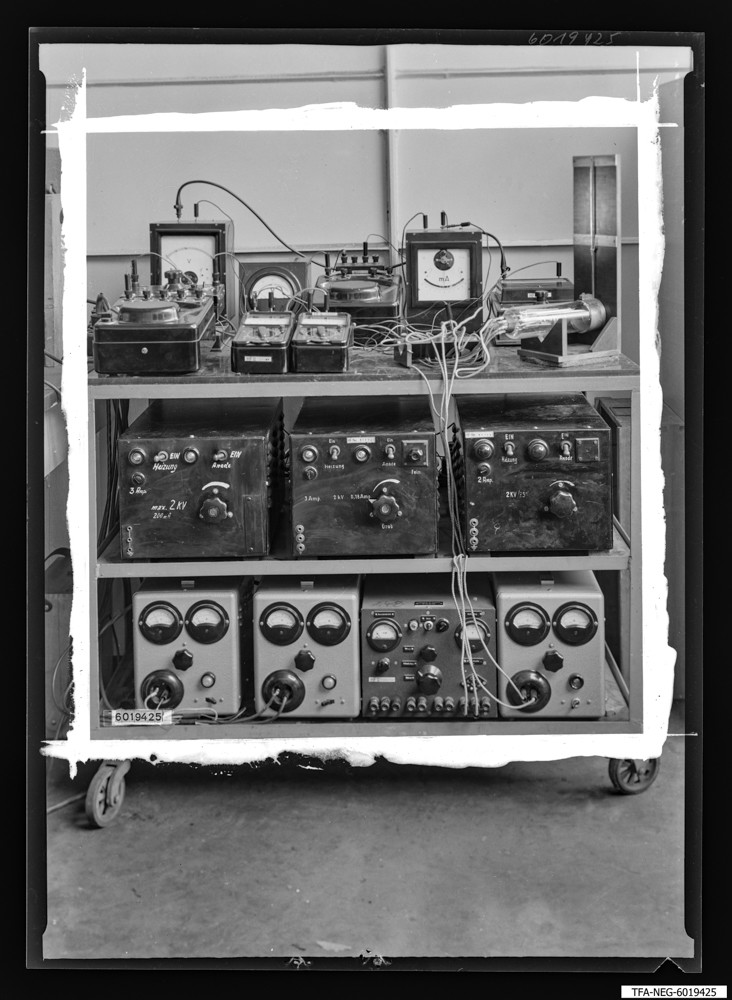Findbucheintrag: Unbezeichnete Geräte auf Wgen, Retusche; Foto, Juli 1960 (www.industriesalon.de CC BY-SA)