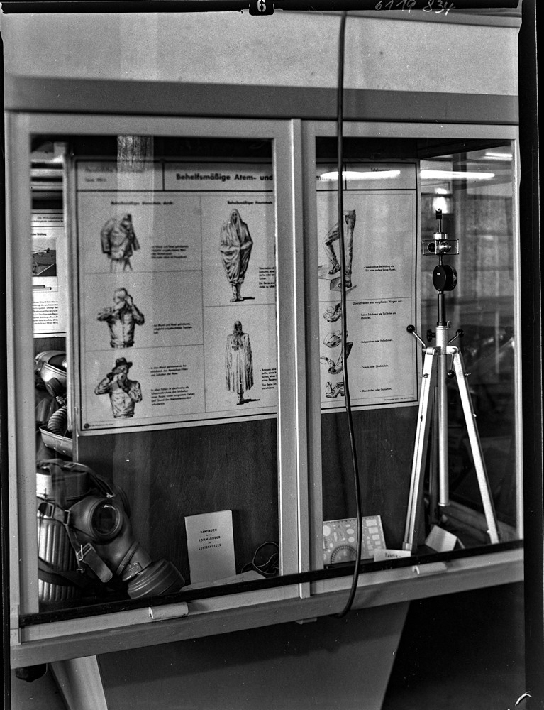 Findbucheintrag: Vitrine Speisesaal: Luftschutz, Bild 1; Foto, 20. Januar 1961 (www.industriesalon.de CC BY-SA)