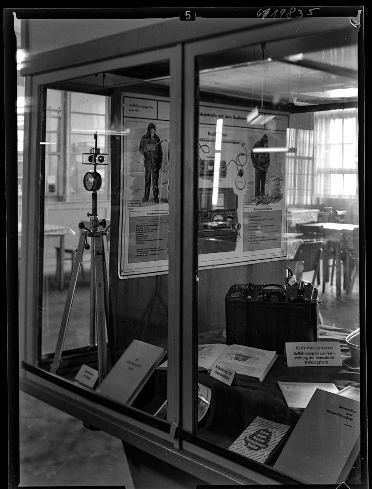 Findbucheintrag: Vitrine Speisesaal: Luftschutz, Bild 2; Foto, 20. Januar 1961 (www.industriesalon.de CC BY-SA)