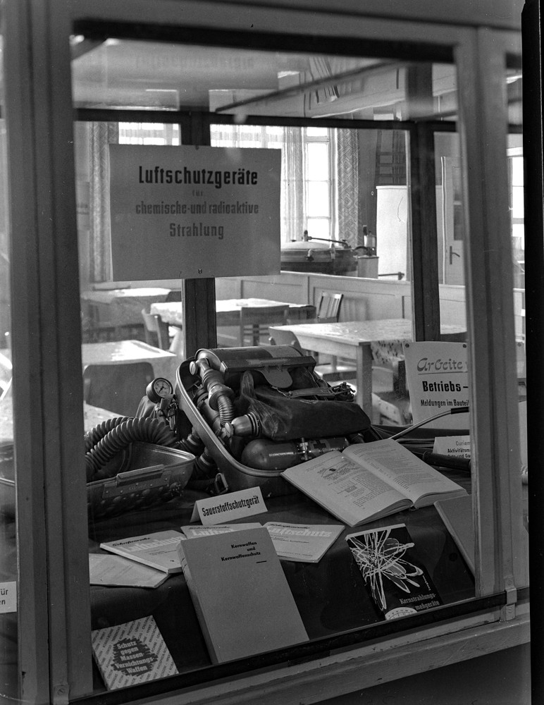 Findbucheintrag: Vitrine Speisesaal: Luftschutz, Bild 3; Foto, 20. Januar 1961 (www.industriesalon.de CC BY-SA)