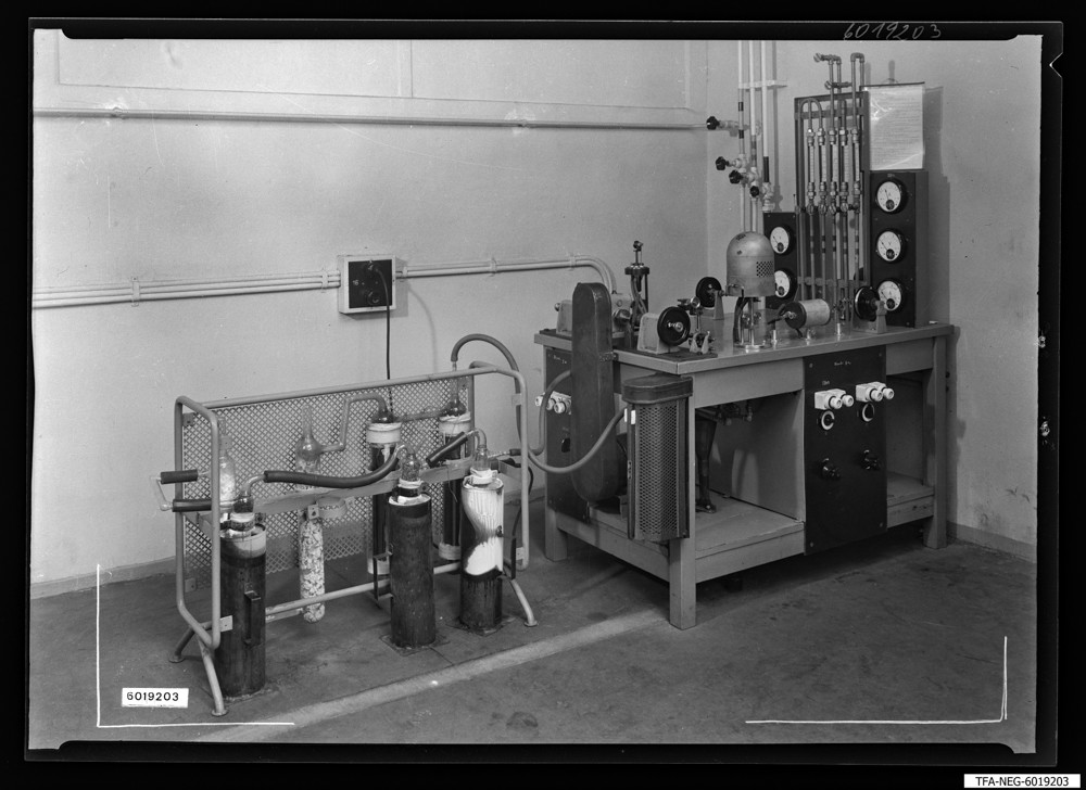 Findbucheintrag: Wasserstoffreinigungsanlage; Foto, 14. April 1960 (www.industriesalon.de CC BY-SA)