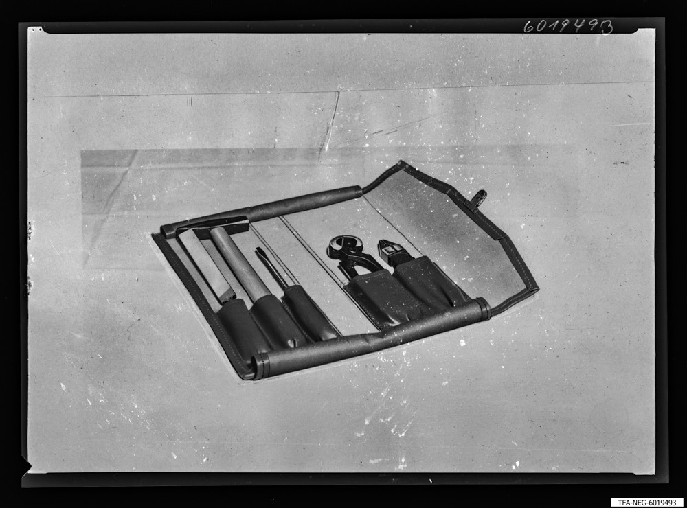 Findbucheintrag: Werkzeugtasche; Foto, 22. September 1960 (www.industriesalon.de CC BY-SA)