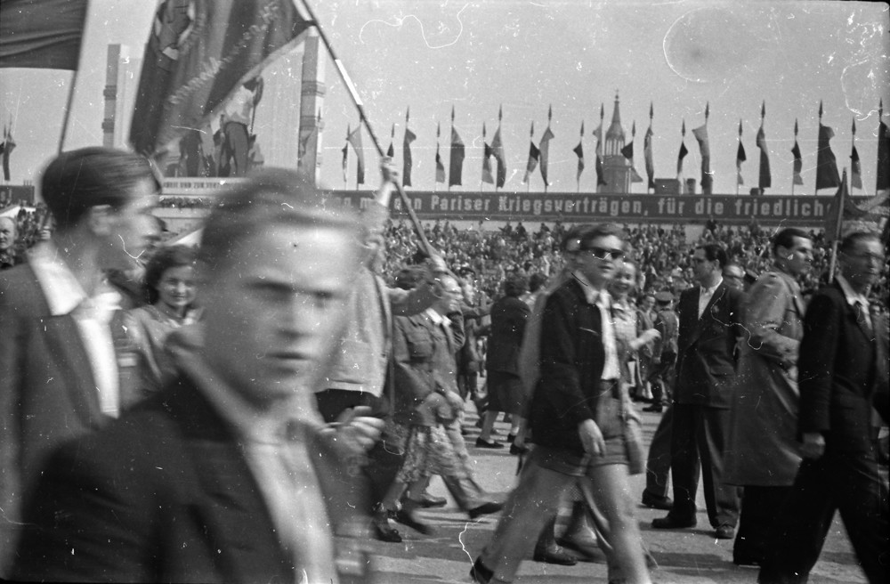 Fotostrecke 1. Mai, Bild 11; Foto, Mai 1955 (www.industriesalon.de CC BY-NC-SA)