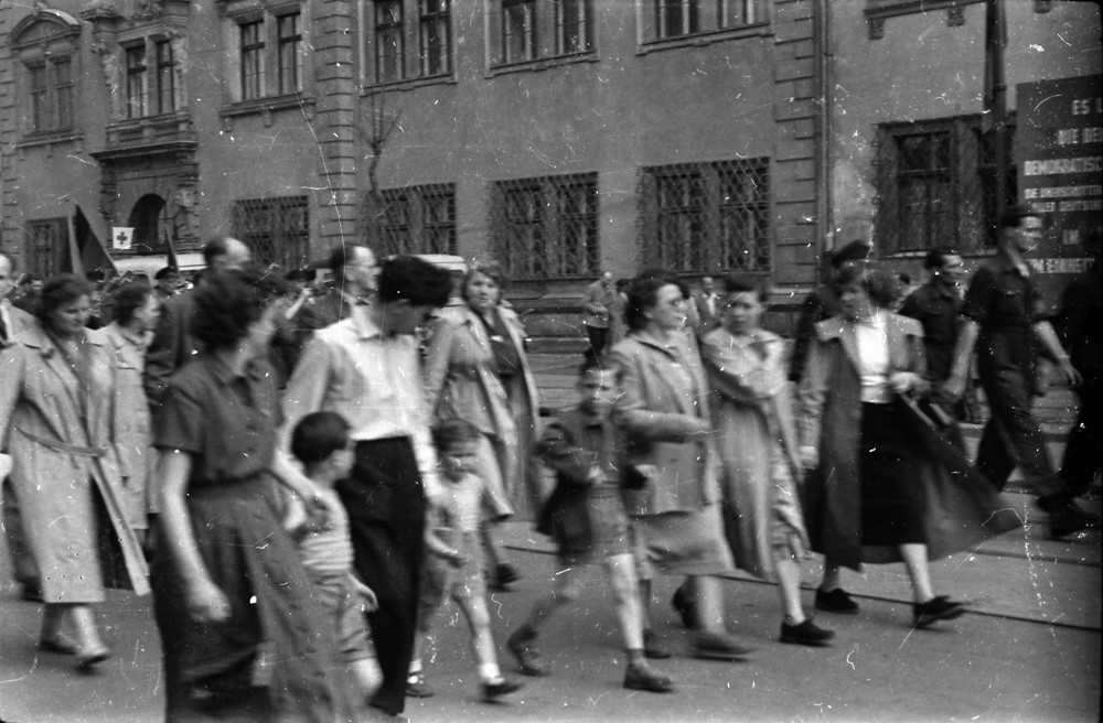 Fotostrecke 1. Mai, Bild 16; Foto, Mai 1955 (www.industriesalon.de CC BY-NC-SA)