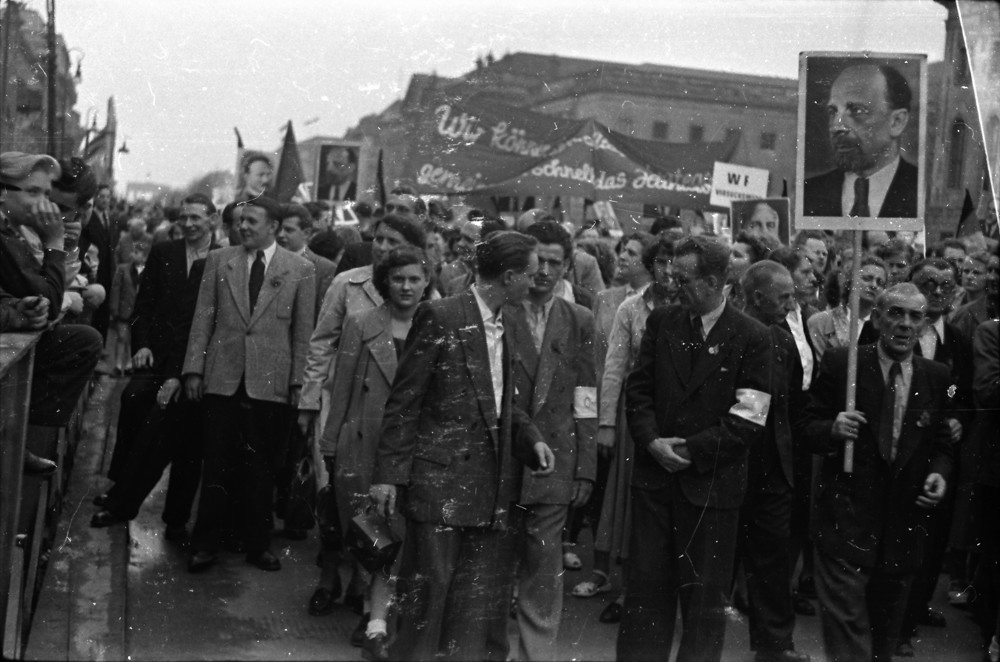 Fotostrecke 1. Mai, Bild 8; Foto, Mai 1955 (www.industriesalon.de CC BY-SA)
