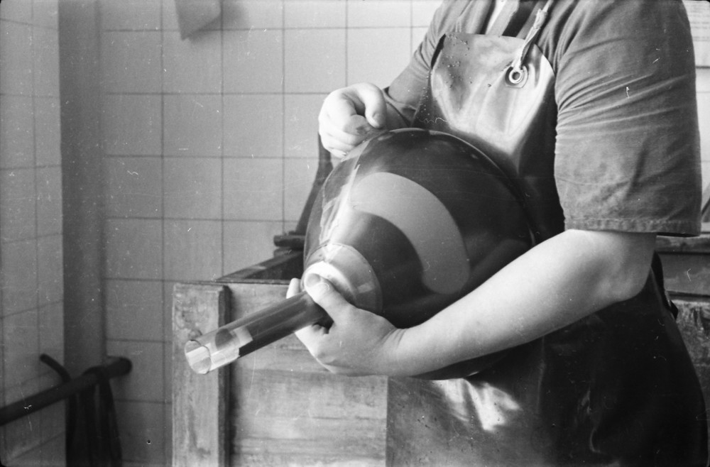 Frau beim Schwärzen eines Bildröhrenkolbens, Bild 1; Foto, Oktober 1955 (www.industriesalon.de CC BY-SA)