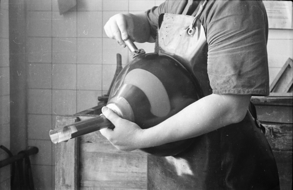 Frau beim Schwärzen eines Bildröhrenkolbens, Bild 2; Foto, Oktober 1955 (www.industriesalon.de CC BY-SA)
