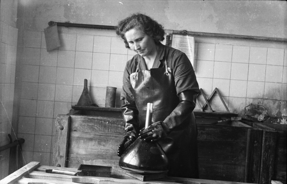 Frau beim Schwärzen eines Bildröhrenkolbens, Bild 3; Foto, Oktober 1955 (www.industriesalon.de CC BY-NC-SA)