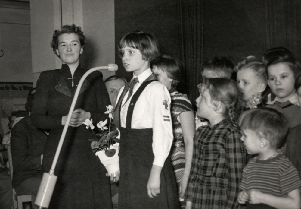 Frauentag: Mädchen beim Vortrag; Foto, März 1956 (www.industriesalon.de CC BY-NC-SA)