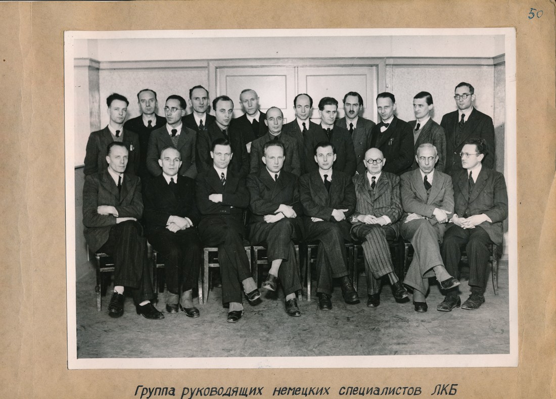 Gruppe der führenden deutschen Spezialisten im LKVO, Fotoalbum Labor, Konstruktions- und Versuchswerk Oberspree, 1946 (www.industriesalon.de CC BY-SA)