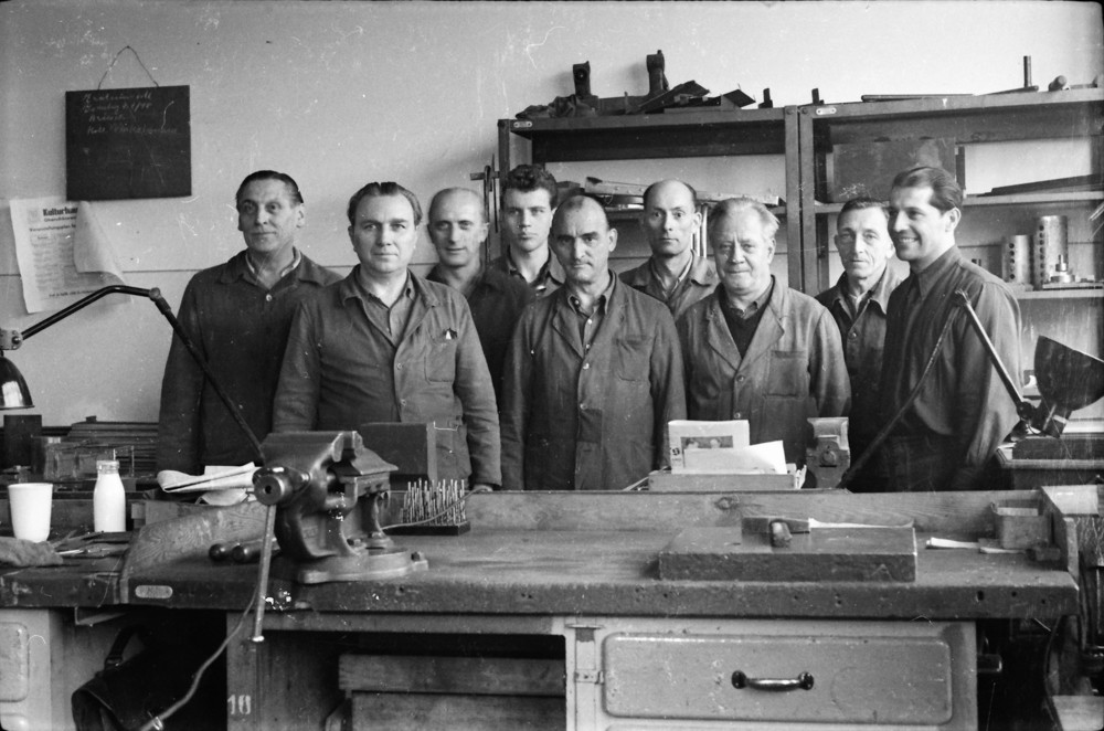 Gruppenfoto Brigade mit 9 Arbeitern; Foto, Oktober 1955 (www.industriesalon.de CC BY-NC-SA)