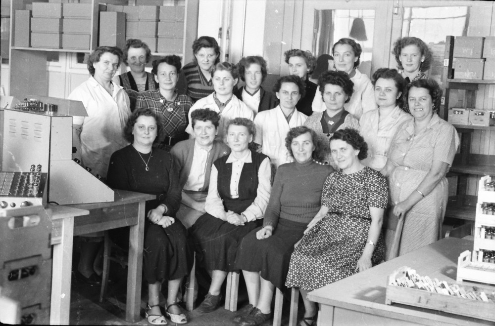 Gruppenfoto von 18 Arbeiterinnen.; Foto, Oktober 1955 (www.industriesalon.de CC BY-NC-SA)