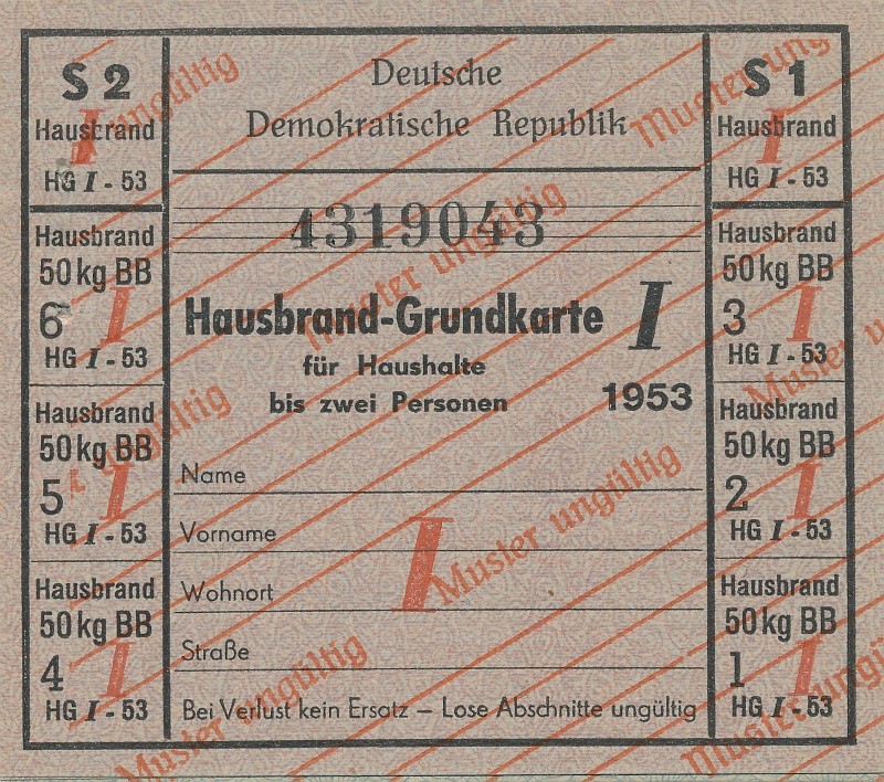 Hausbrand-Grundkarte für Haushalte bis 2 Personen; Foto, 1955 (www.industriesalon.de CC BY-SA)