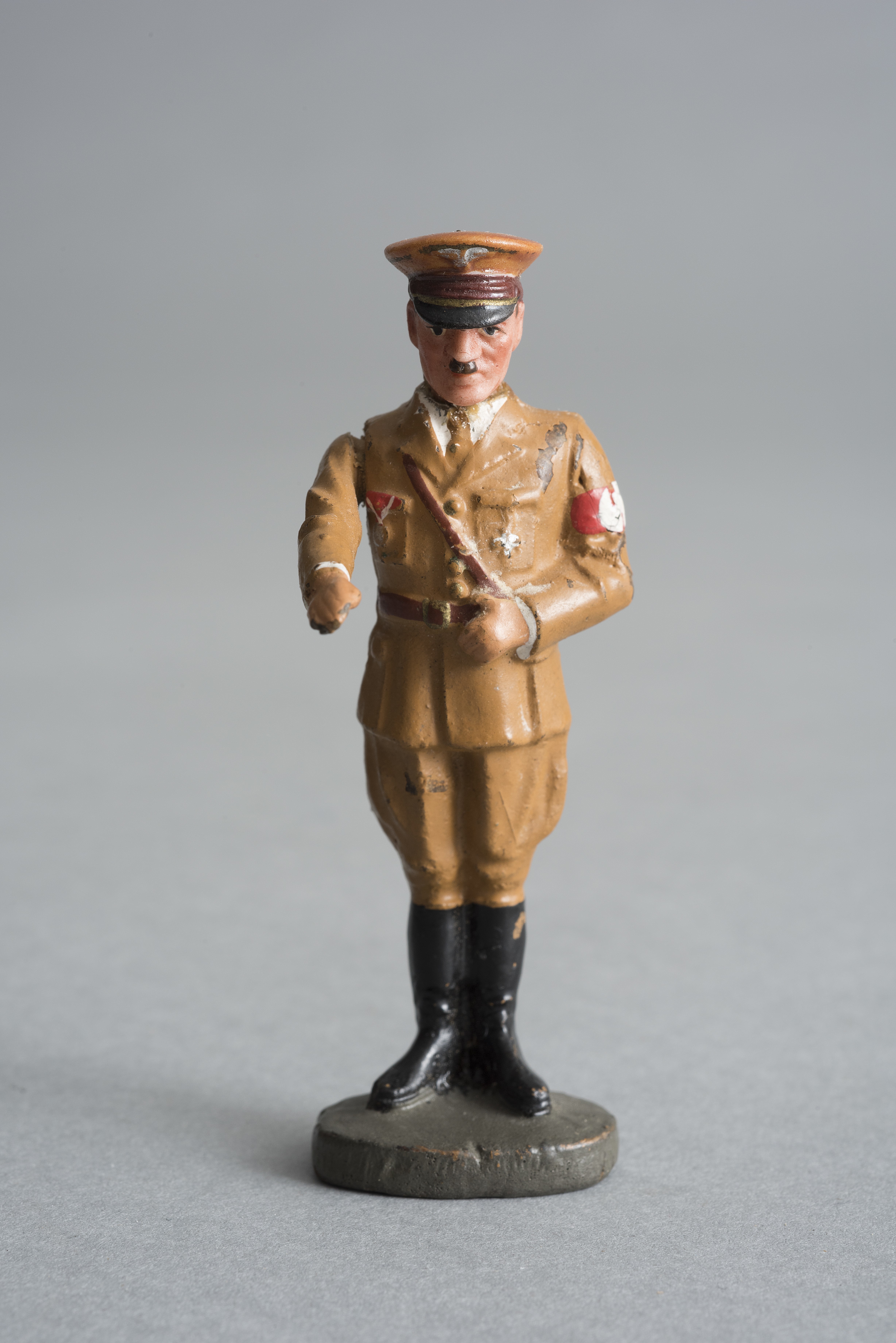 Hitler mit beweglichen Arm (Historisches Spielzeug Berlin e.V CC BY-NC-SA)