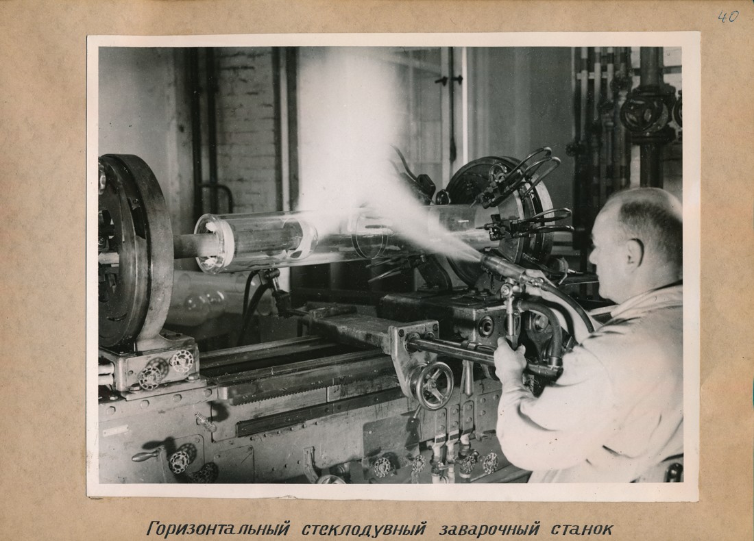 Horizontale Glasknüppel-Anschmelzmaschine, Fotoalbum Labor, Konstruktions- und Versuchswerk Oberspree, 1946 (www.industriesalon.de CC BY-SA)