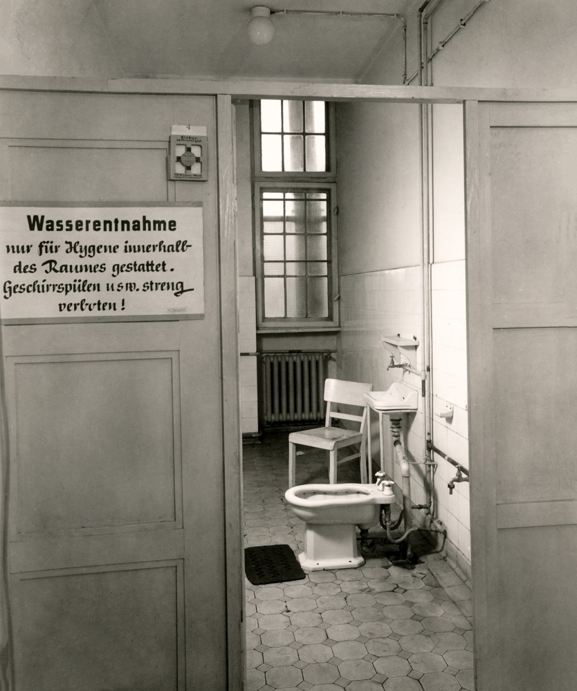 Hygieneraum - Frauen; Foto, November 1956 (www.industriesalon.de CC BY-SA)