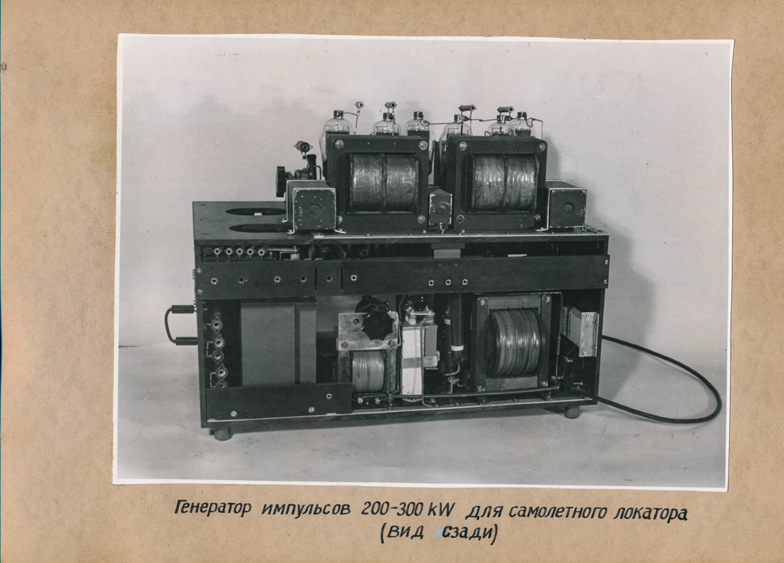 Impulsgenerator 200-200 KW für Flugzeugortung (Rückansicht), Fotoalbum Labor, Konstruktions- und Versuchswerk Oberspree, 1946 (www.industriesalon.de CC BY-SA)