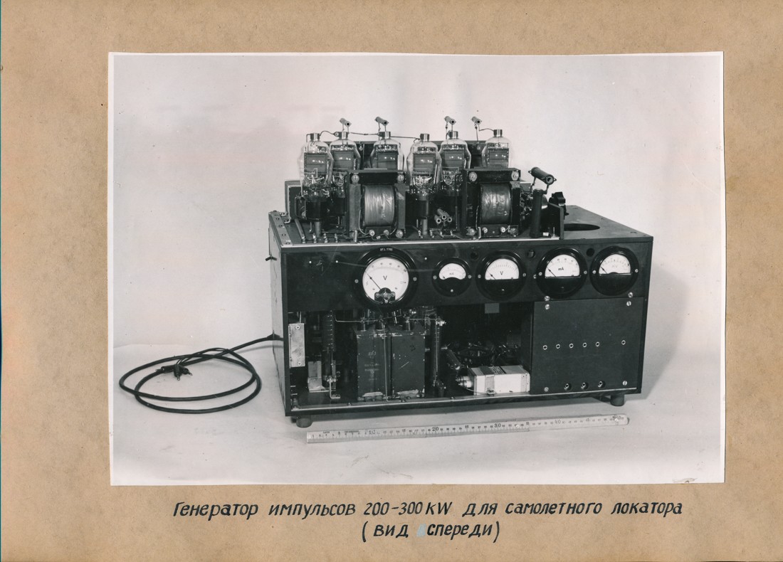 Impulsgenerator 200-200 KW für Flugzeugortung (Vorderansicht),, Fotoalbum Labor, Konstruktions- und Versuchswerk Oberspree, 1946 (www.industriesalon.de CC BY-SA)