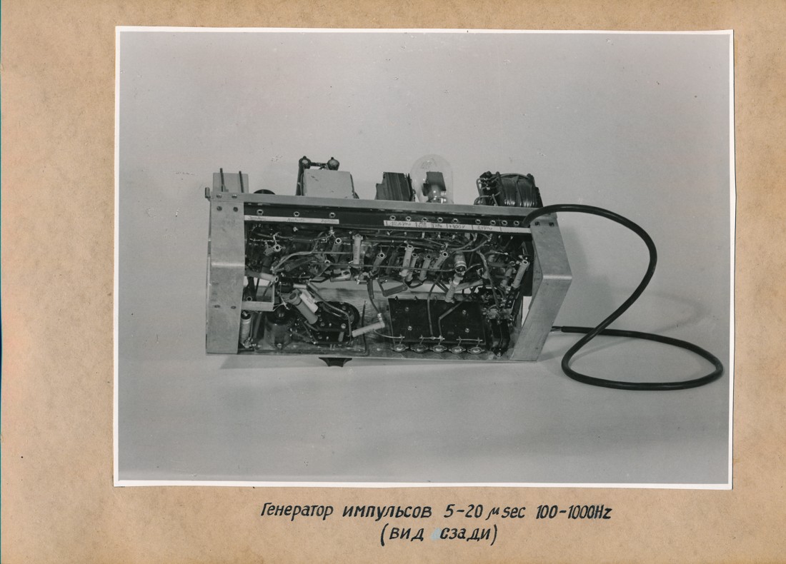 Impulsgenerator 5-20 μsec 100-1000 Hz (Rückansicht), Fotoalbum Labor, Konstruktions- und Versuchswerk Oberspree, 1946 (www.industriesalon.de CC BY-SA)