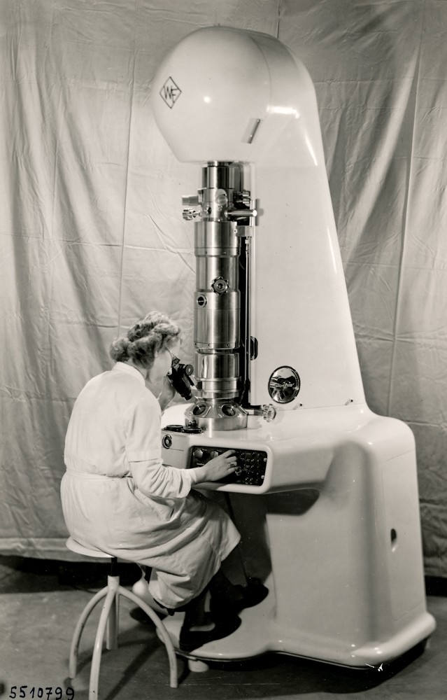 Junge Frau am Elektronenmikrosop ; Foto, April 1955 (www.industriesalon.de CC BY-NC-SA)